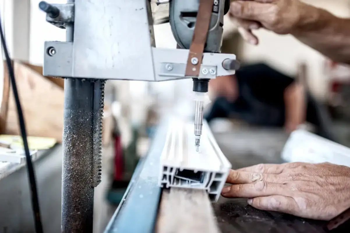Präzises **aluminium bohren drehzahl**-optimiert mit Bohrmaschine und Handführung.