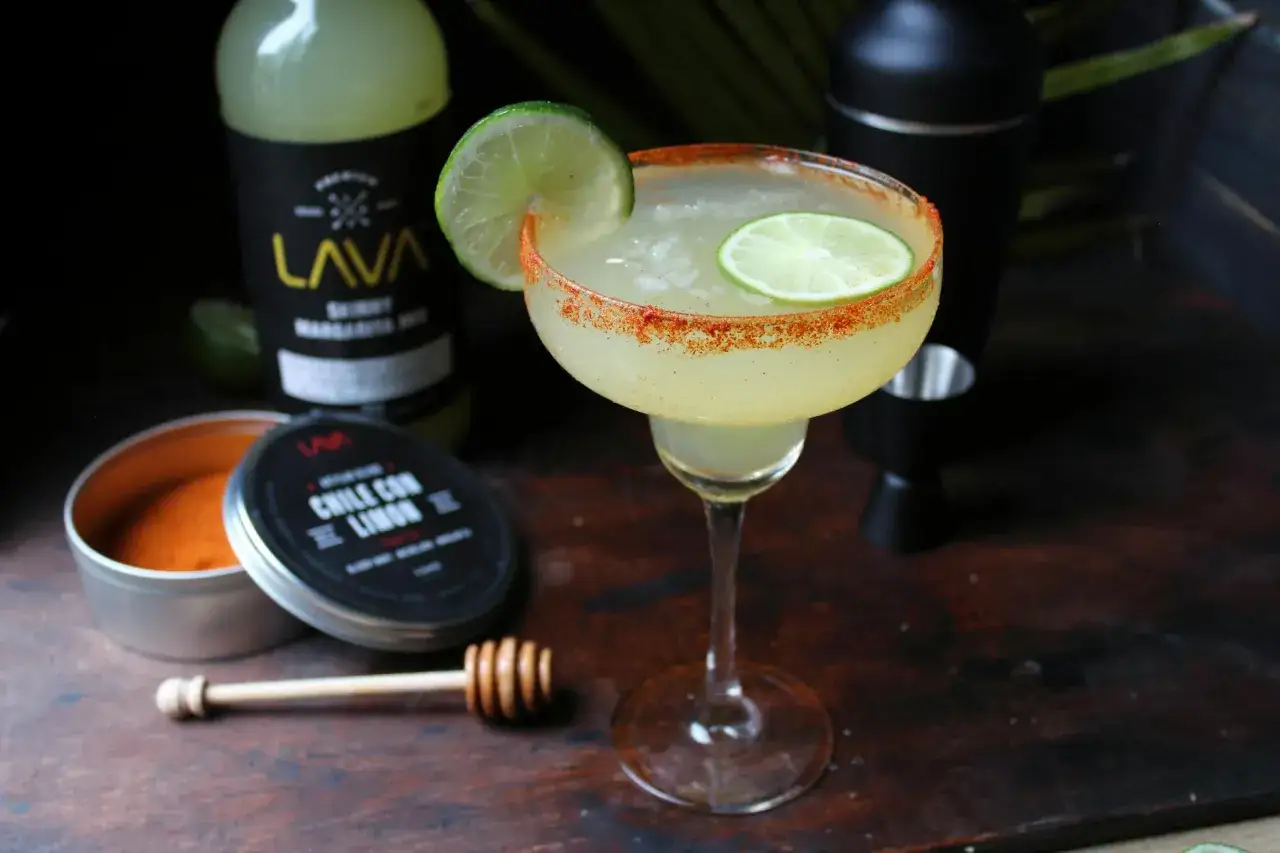 Jak zrobić infuzję z chilli i miodu do drinków na bazie tequili? Margarita z solą chilli i limonką, butelka miksera, słoiczek z przyprawą.