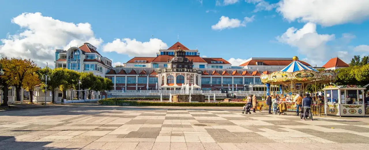 Sopot: piękny plac z karuzelą i fontanną przed Grand Hotelem. Jedno z wielu **ciekawe miejsca na pomorzu** dla rodzin.