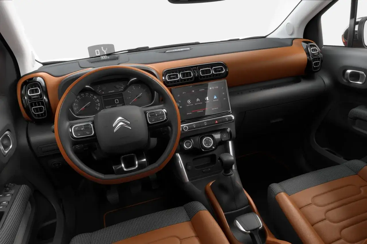 Wnętrze Citroen C3 Aircross z brązowymi akcentami. Sprawdź aktualną citroen c3 aircross cena i wyposażenie.