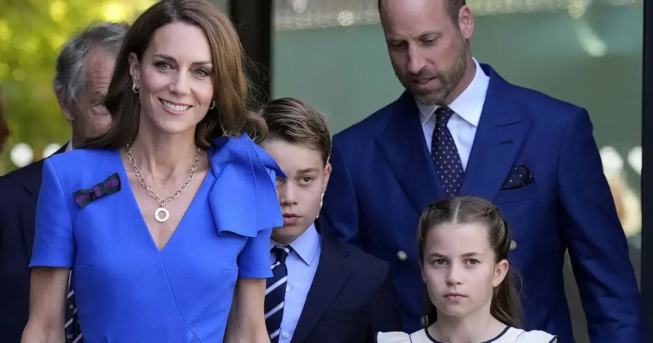 Księżna Kate w czwartej ciąży, uśmiechnięta, z rodziną: księciem Williamem, księciem George'em i księżniczką Charlotte.