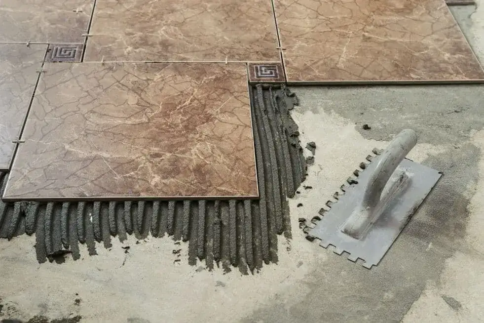 Zdjęcie Ile kleju pod gres 60x60 - uniknij błędów przy układaniu płytek