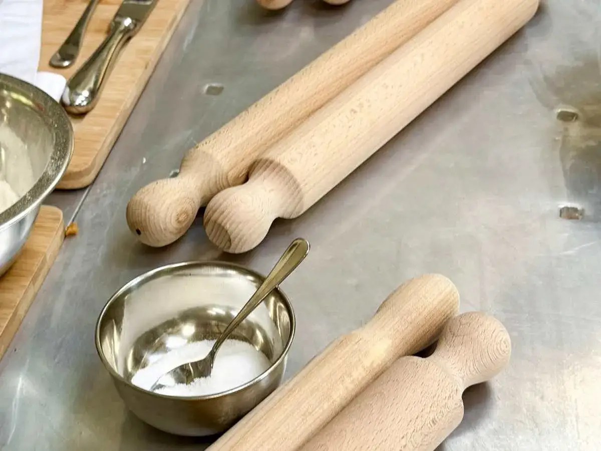 Holz-Nudelwalzen und eine Schüssel mit Salz für die Zubereitung von **Pasta selbst machen ohne Maschine**.