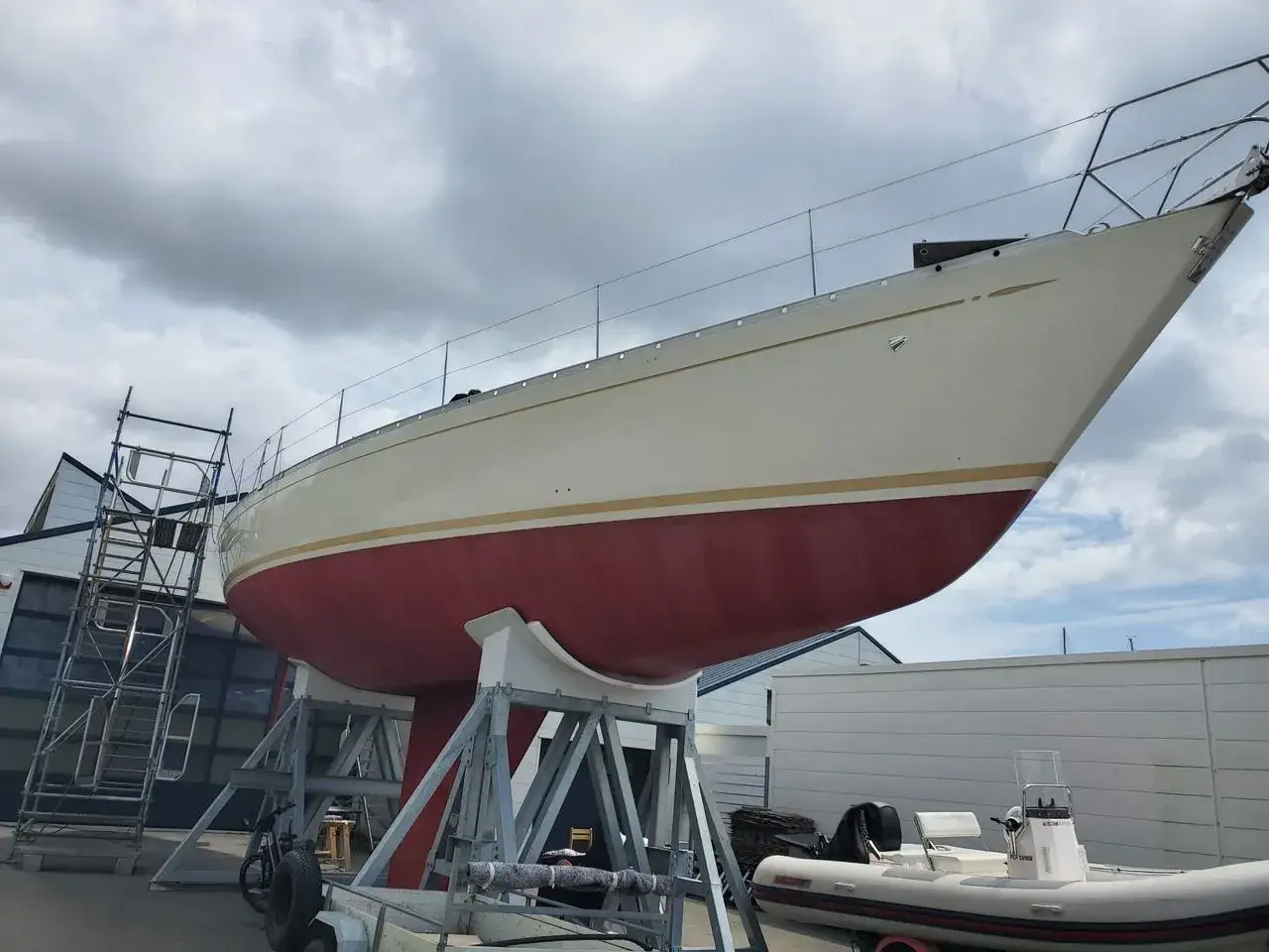 Le nouveau bateau de Jean Le Cam, un voilier blanc et rouge, est pr&ecirc;t pour de nouvelles aventures.