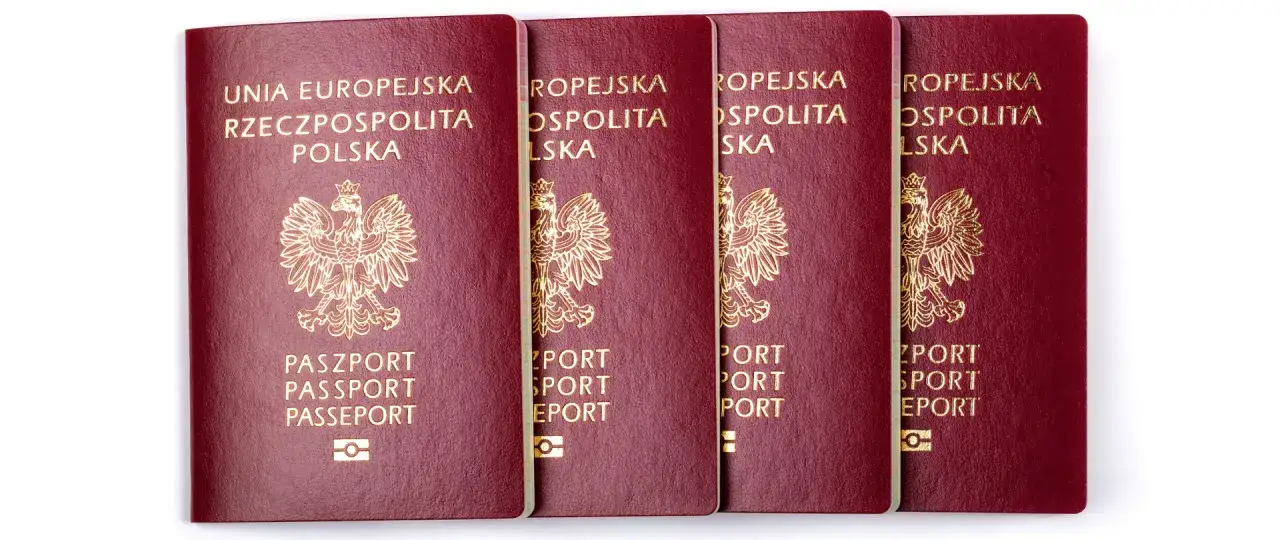 Cztery polskie paszporty. Chcesz wiedzieć, gdzie sprawdzić ważność paszportu? Sprawdź datę ważności na okładce dokumentu.