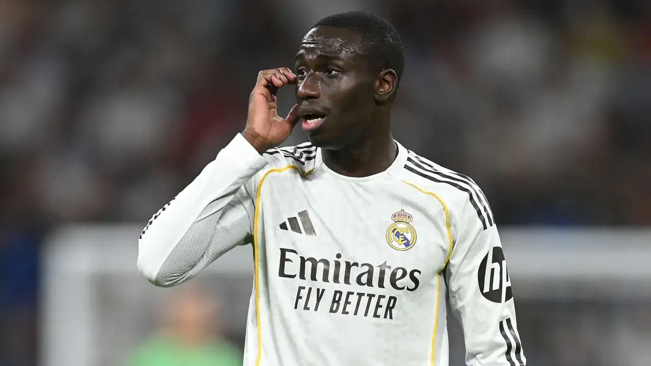 Ferland Mendy, jugador del Real Madrid, con gesto pensativo en el campo.