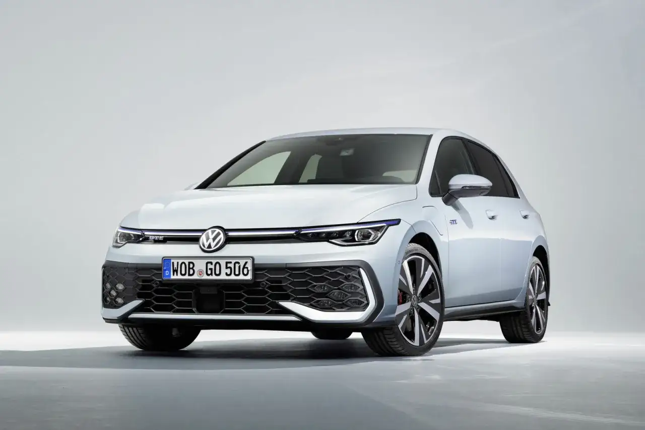 Biały Volkswagen Golf GTE z niebieskimi akcentami i sportowymi felgami, gotowy do dynamicznej jazdy.