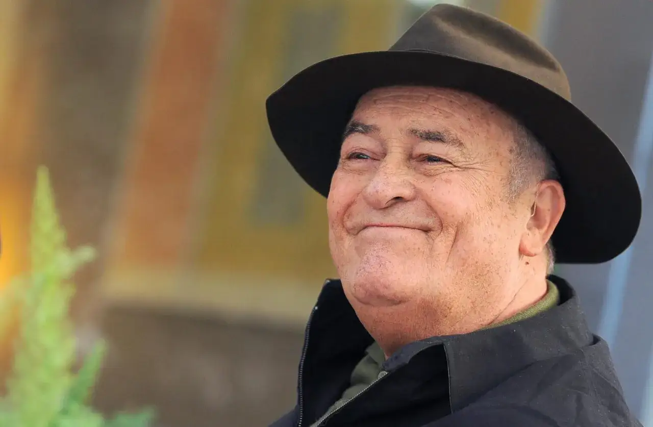 Un sorriso sornione per Bernardo Bertolucci, il cui decesso è avvenuto nel 2018.