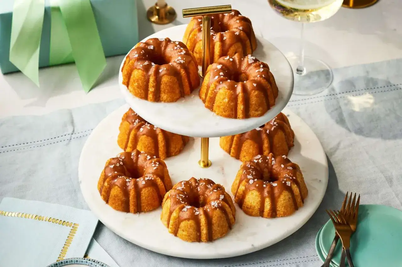 Kleine Gugelhupfe mit Karamellglasur und Meersalz, perfekt f&uuml;r Ihre n&auml;chsten Dessert Rezepte.