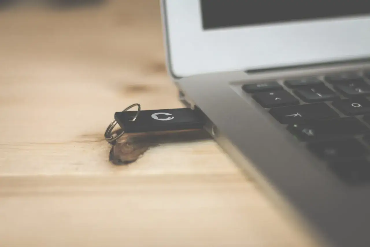 Pendrive podłączony do laptopa, gotowy do kopiowania plików. Prosty sposób, jak zapisać na pendrive z komputera.