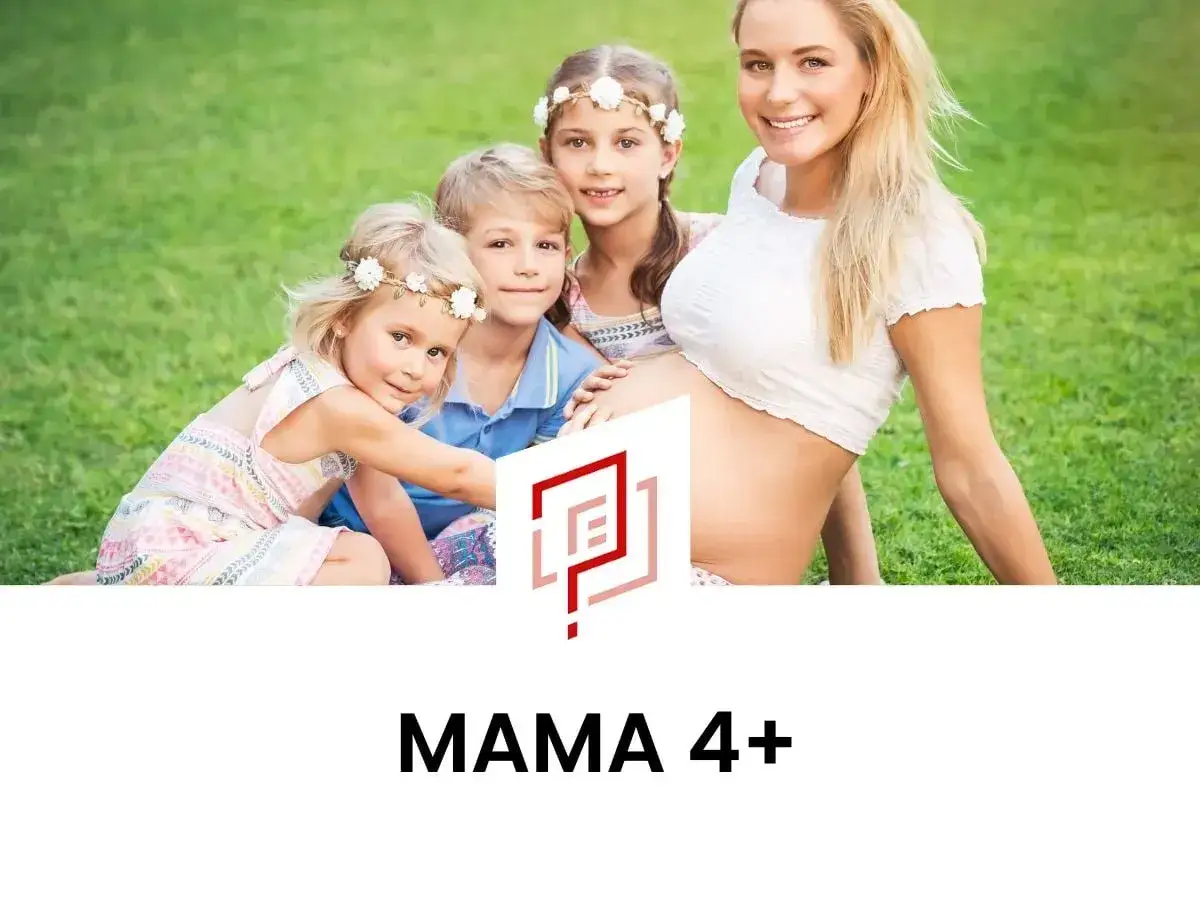 Szczęśliwa mama z trójką dzieci na trawie, wkrótce urodzi czwarte. Myśląc o emeryturze za 4 dzieci.