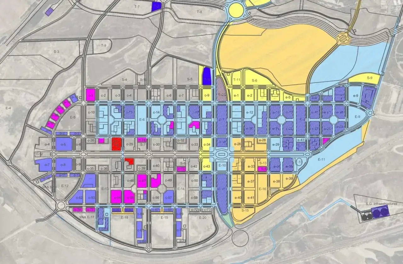 Mapa de zonificación urbana con áreas de suelo urbanizable de diferentes colores y códigos.