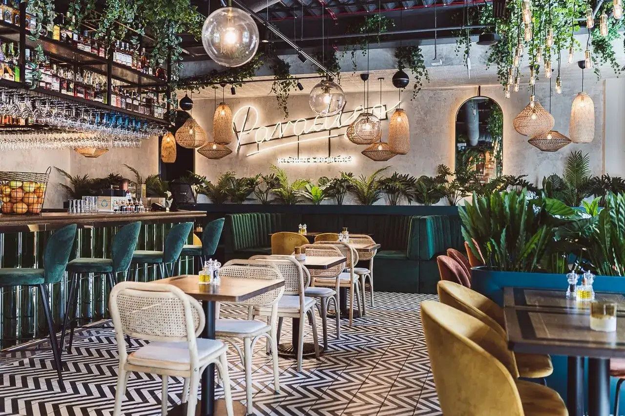 Stylowe wnętrze restauracji w Warszawie z neonem 
