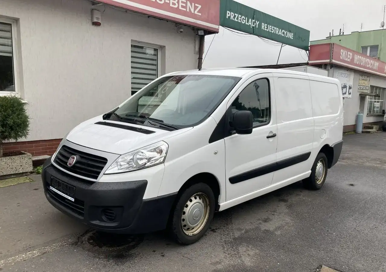 Furgoneta blanca Fiat Scudo 2.0 JTD, ideal para negocios. Opiniones positivas sobre su fiabilidad y espacio.