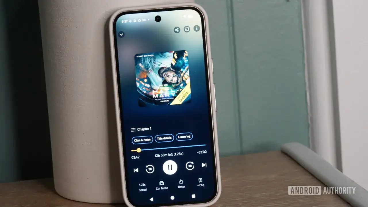 Le smartphone affiche l'application audible avec le livre 