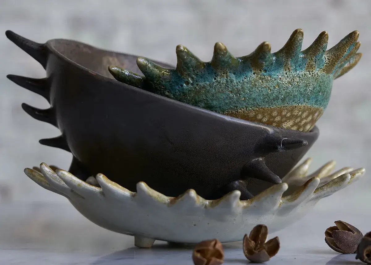 Trois bols en céramique aux formes organiques, évoquant des créatures marines ou des fleurs écloses. Une véritable inspiration peinture céramique.