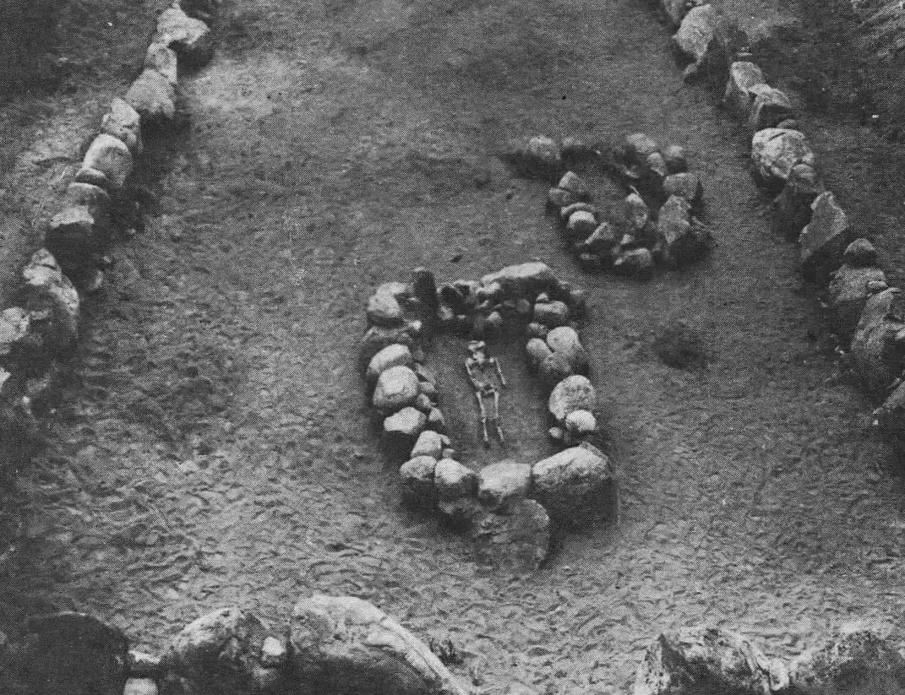 Kamienne kręgi, w jednym ludzki szkielet. Archeologiczne odkrycie przypominające piramidy w Polsce.