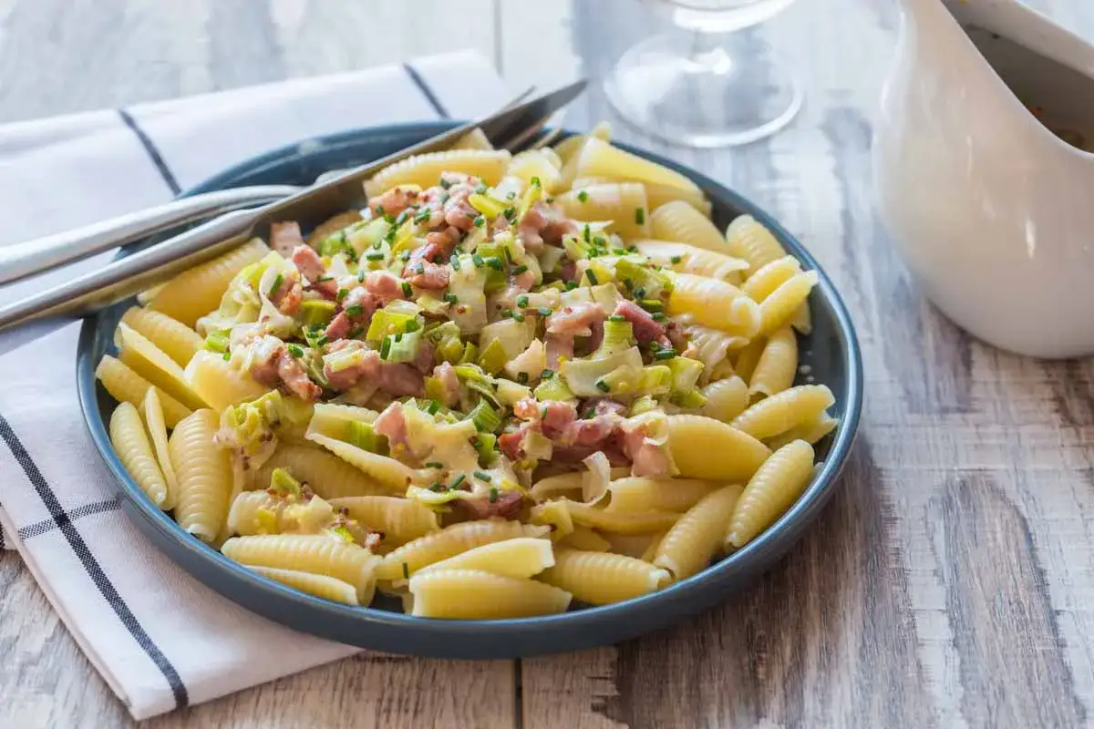 Plat de pâtes poireaux lardons crémeux