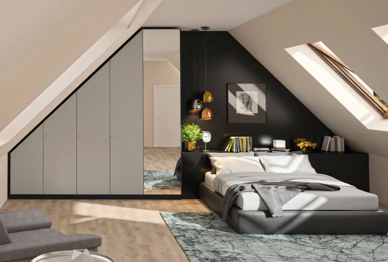 Stilvolle dachgeschosswohnung einrichten: Ein modernes Schlafzimmer mit großem Kleiderschrank, Bett und Fenster im Dach.