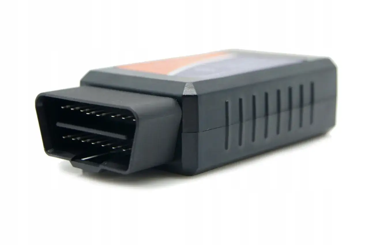 Czarny adapter pyclip z pinami do diagnostyki samochodowej, gotowy do podłączenia.