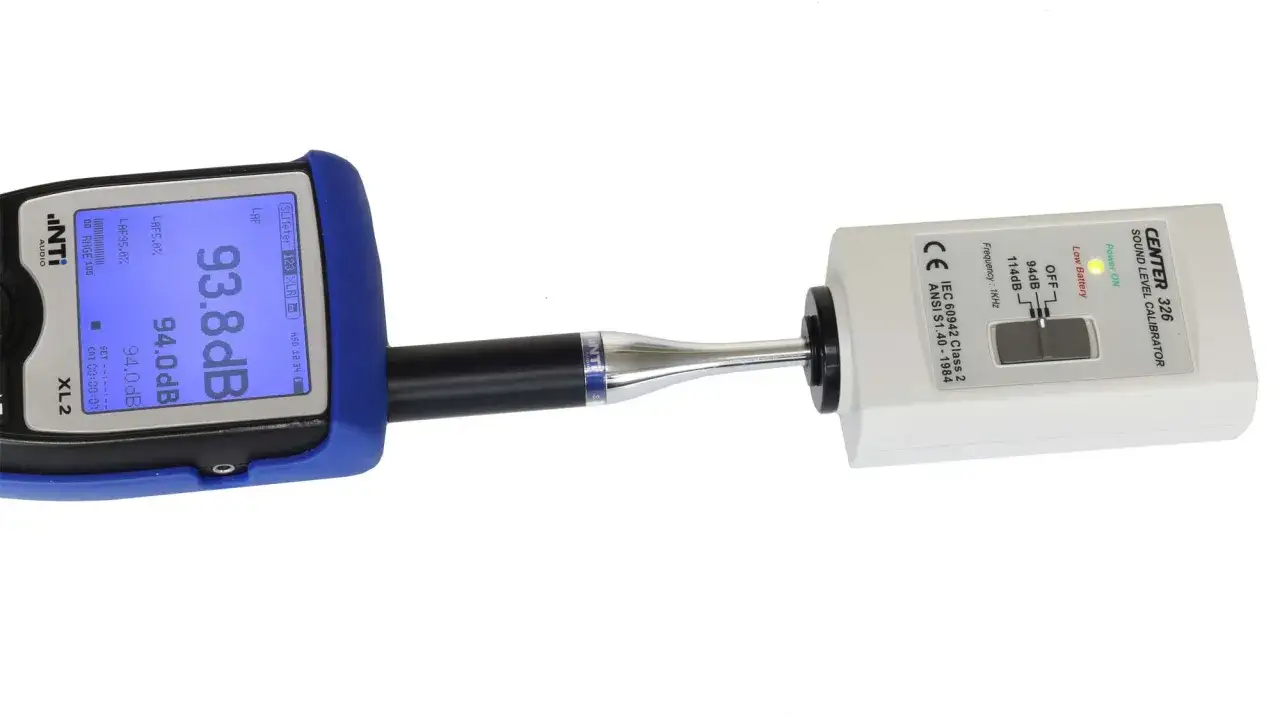 Un sonom&egrave;tre NTI Audio XL2 est calibr&eacute; avec un appareil CENTER 326.
