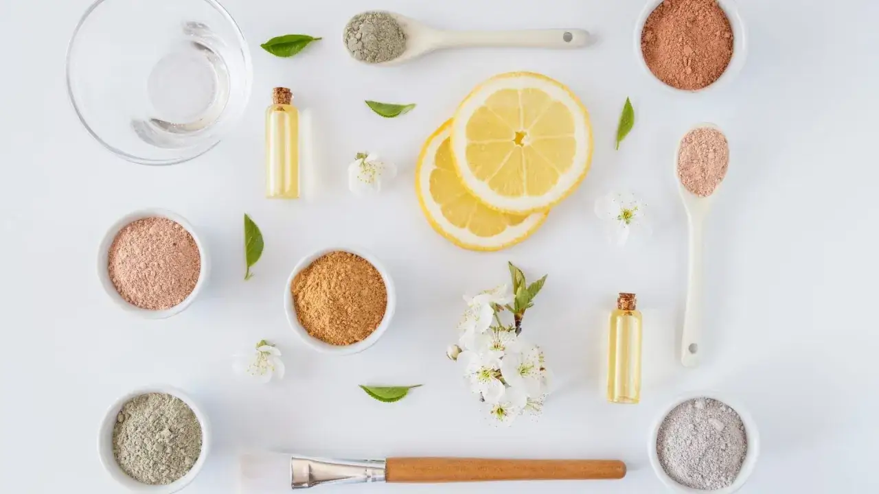 Zutaten f&uuml;r Gesichtsmasken: verschiedene Tonpulver, Zitronenscheiben, &Ouml;lfl&auml;schchen, Bl&uuml;ten und ein Pinsel. Pentylene Glycol k&ouml;nnte hier als Feuchtigkeitsspender dienen.