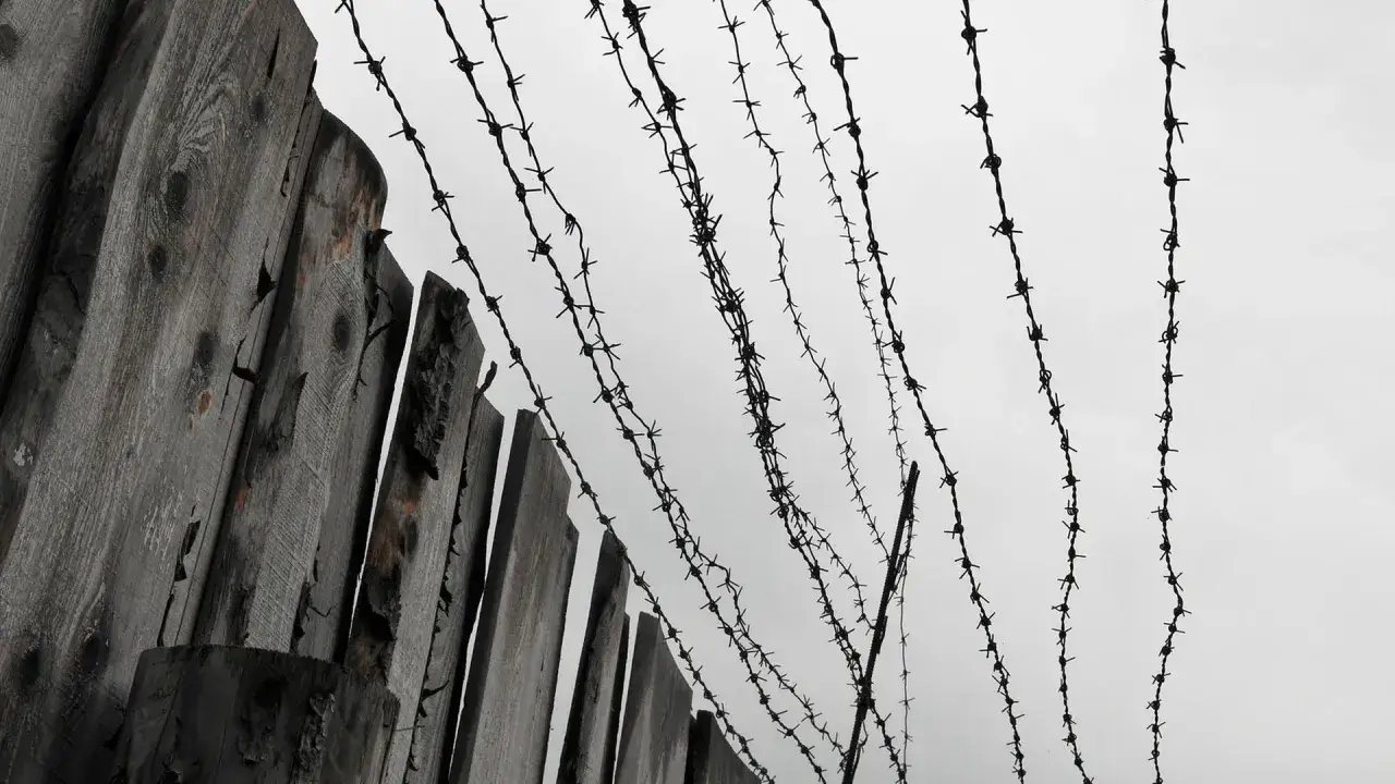 Stacheldraht und eine verwitterte Holzwand erinnern an die Schrecken des Gulag.