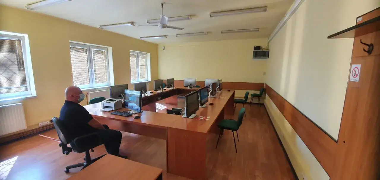 Sala egzaminacyjna WORD z komputerami. Zastanawiasz się, ile jest pytań na prawo jazdy? Tutaj znajdziesz odpowiedzi.