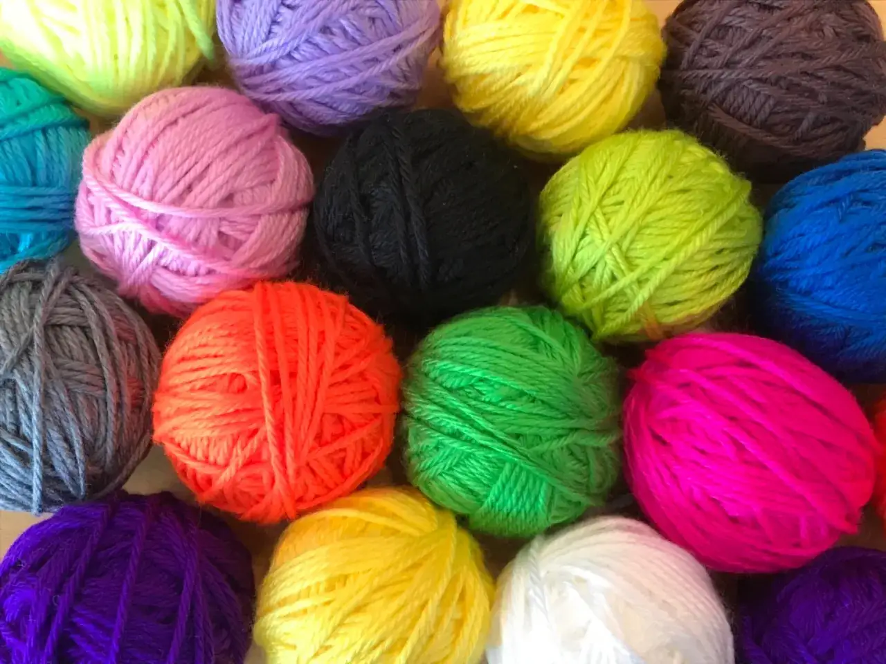 Ett f&auml;rgglatt urval av garnnystan i akryl textil, redo att bli till nya skapelser.