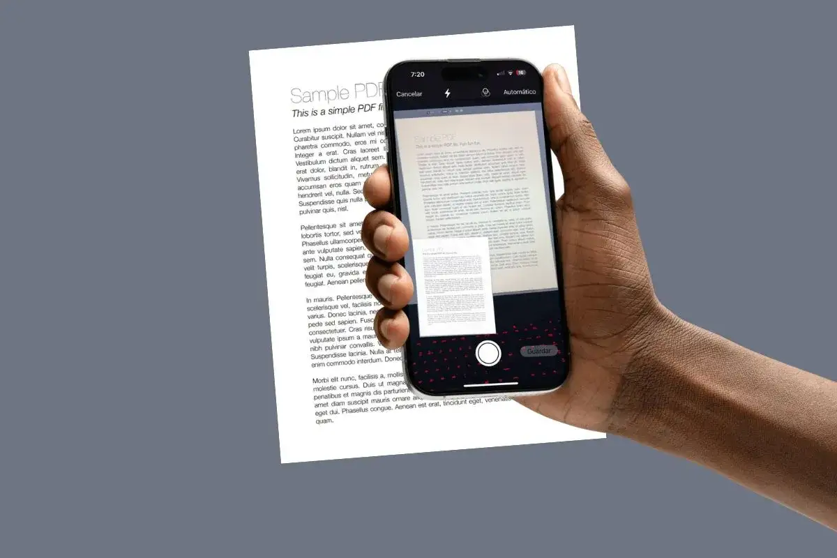 Mano escaneando un documento con el móvil, capturando el texto para digitalizarlo.