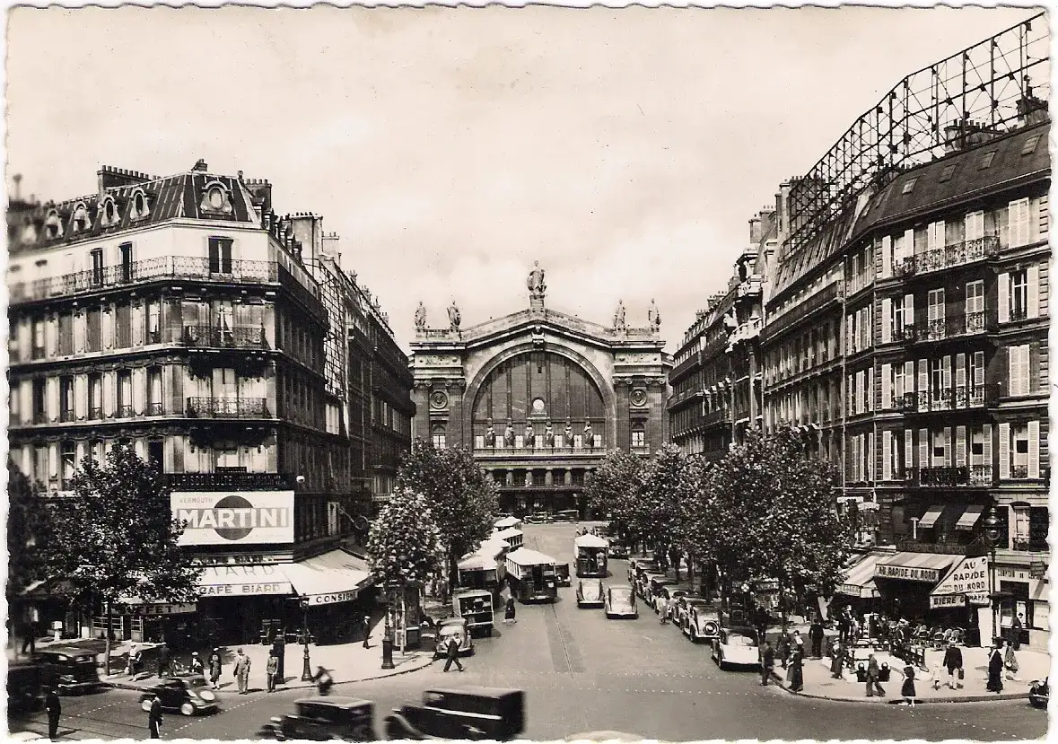 Ulica w Paryżu z dworcem Gare du Nord