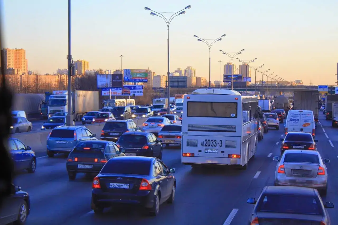 Autobus miejski w korku, obok wiele samochod&oacute;w osobowych. Ile miejsc ma ten bus?