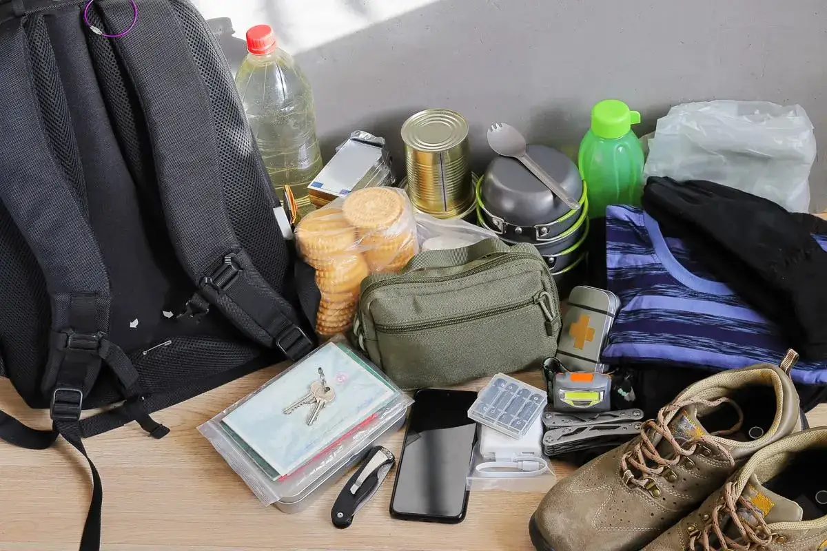 Plecak, jedzenie, woda, ubrania, apteczka, klucze, telefon, latarka, scyzoryk i buty. Wszystko, by bądź gotowy na każdą sytuację.