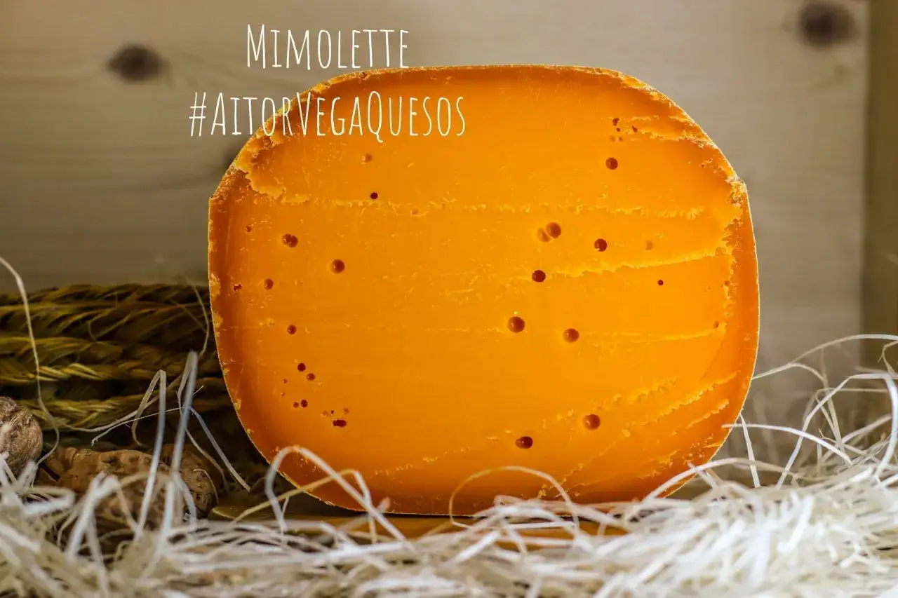 Queso Mimolette, de intenso color naranja y agujeros, parece un tesoro peligroso.