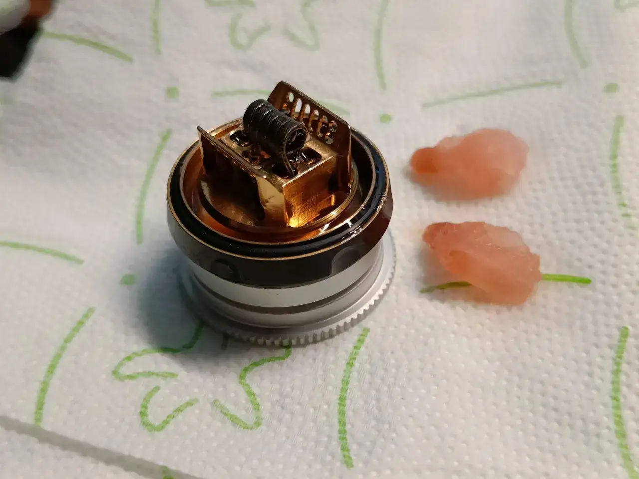 Un atomizador RDA dorado con una resistencia lista para ser instalada.