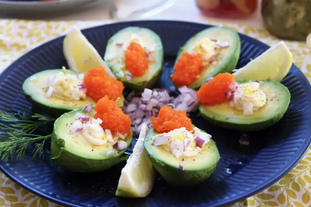 Avokadohalvor fyllda med kr&auml;mig r&ouml;ra, orange rom och r&ouml;dl&ouml;k. En perfekt vegansk midsommarmat som ser lika god ut som den smakar.