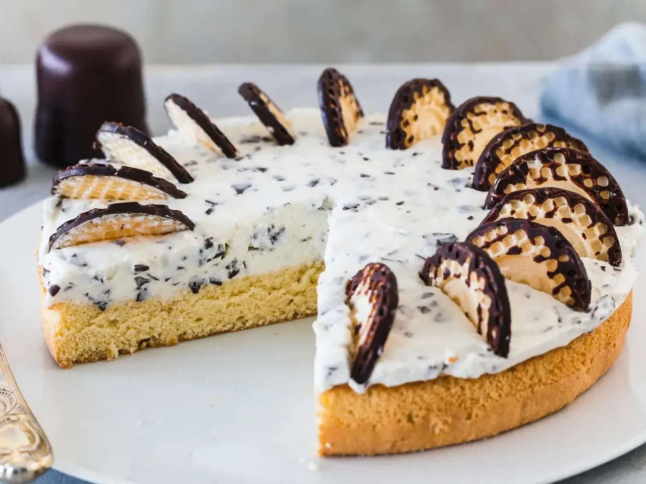 Ein Stück Mohrenkopftorte mit Schokostückchen und Waffelstücken. Dieses Mohrenkopftorte Rezept ist ein Genuss!