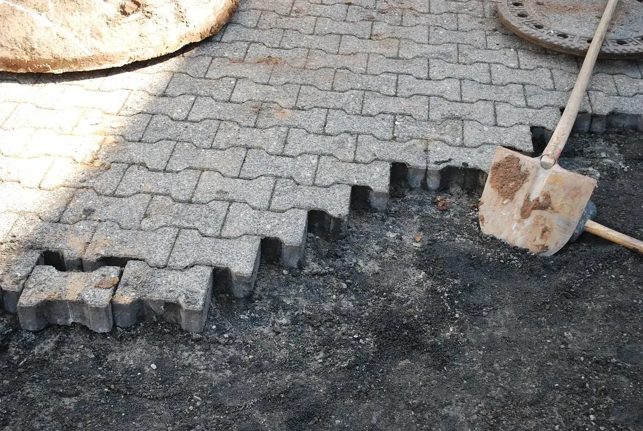 Korytowanie pod kostkę brukową, łopata gotowa do pracy. Sprawdź korytowanie cena za m2.