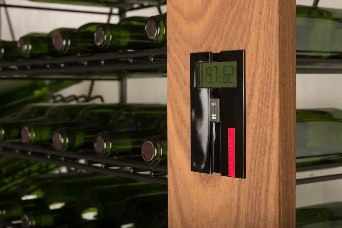 Thermomètre de cave à vin affichant 19.7°C. Un problème de température à résoudre pour conserver au mieux les bouteilles.