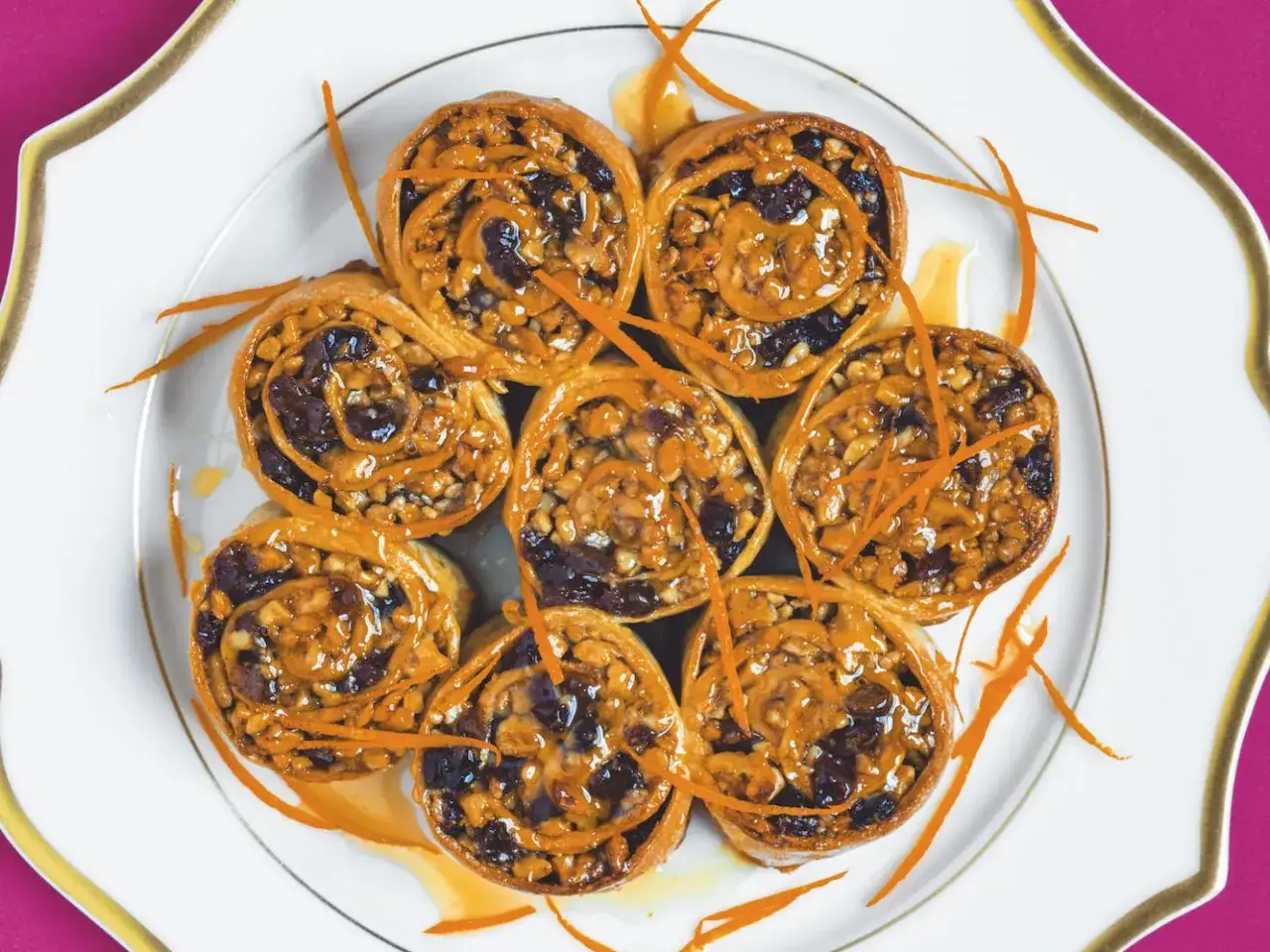 Pitta nchiusa calabrese, rotolini dolci con noci, uvetta e scorza d'arancia, lucidi di sciroppo.