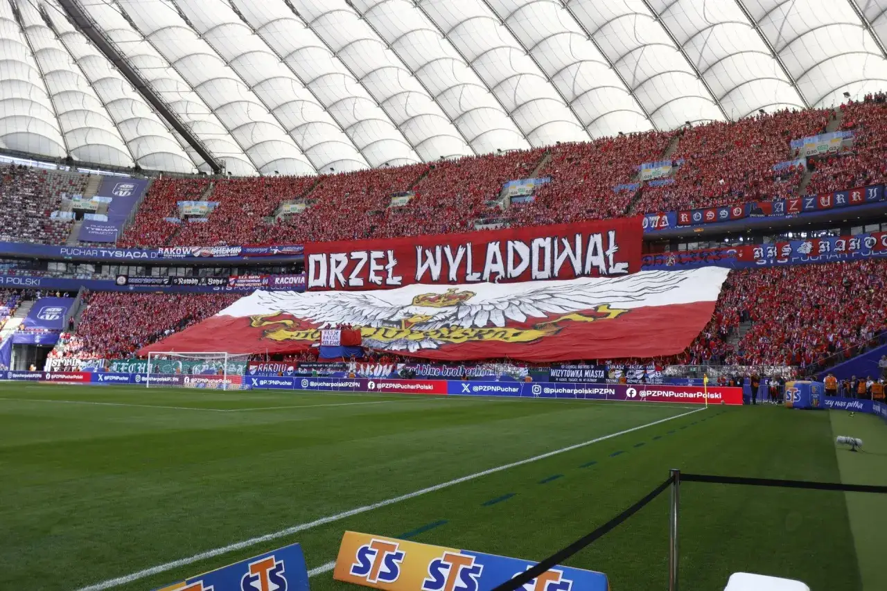 Mecz Rakowa dzisiaj na żywo. Ogromna flaga z orłem i napis 