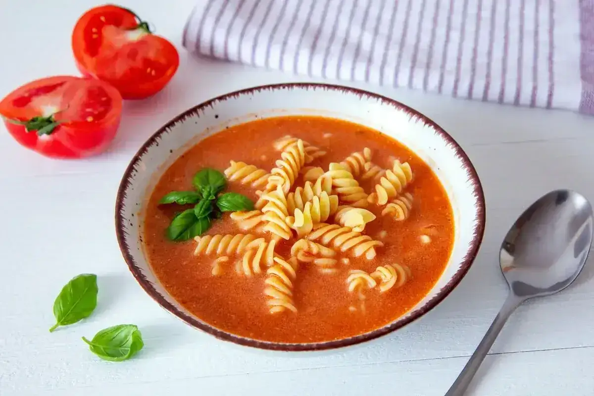 Aksamitna zupa pomidorowa z makaronem fusilli i bazylią. Idealne jakie przyprawy do pomidorowej? Bazylia i czosnek!