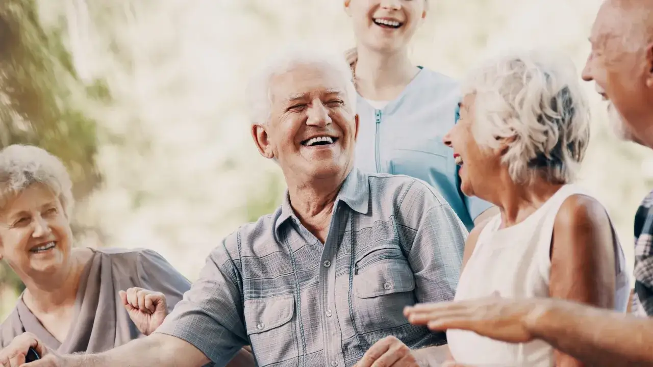 Seniorzy w górskim krajobrazie, spokojne otoczenie
