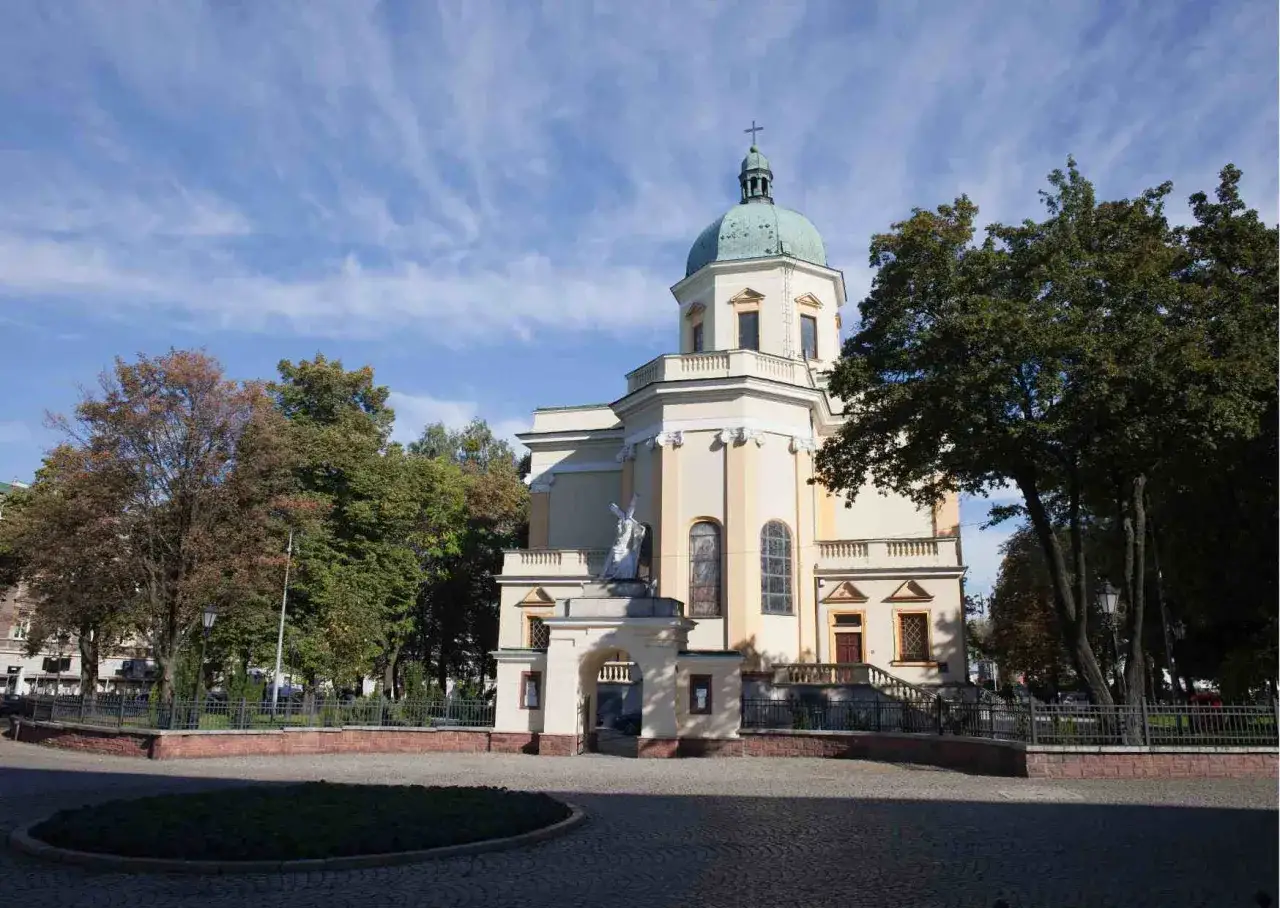 Piękna katedra z kopułą, jedna z wielu atrakcji w promieniu 100 km od Radomia. Warto zaplanować wycieczkę!