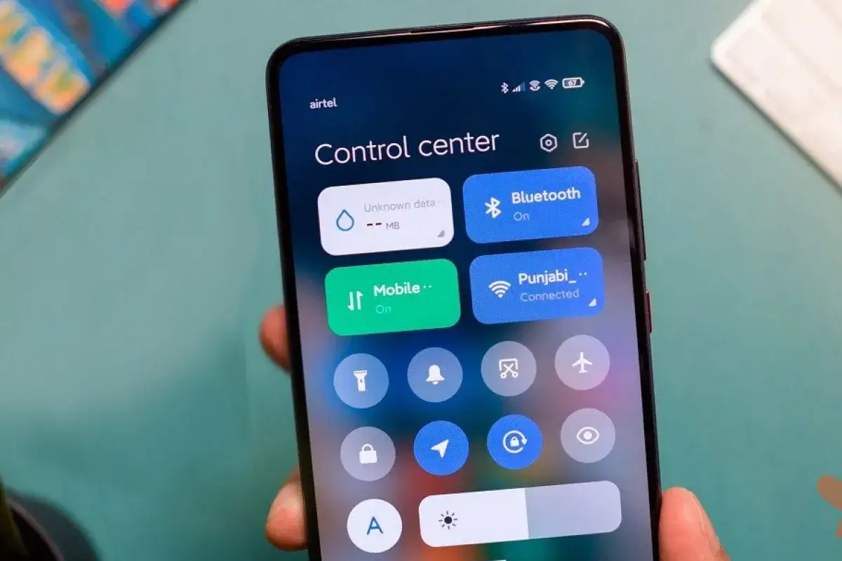 Panel sterowania w MIUI z włączonym Bluetooth i Wi-Fi. Widoczne ikony latarki, lokalizacji i inne.