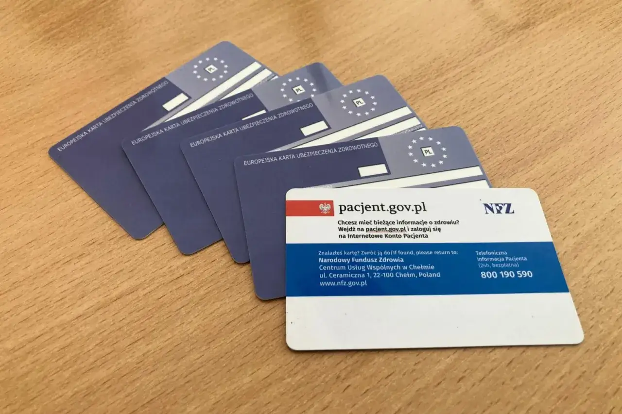 Kilka Europejskich Kart Ubezpieczenia Zdrowotnego. Czy warto czekać na wizytę? Sprawdź informacje na pacjent.gov.pl.