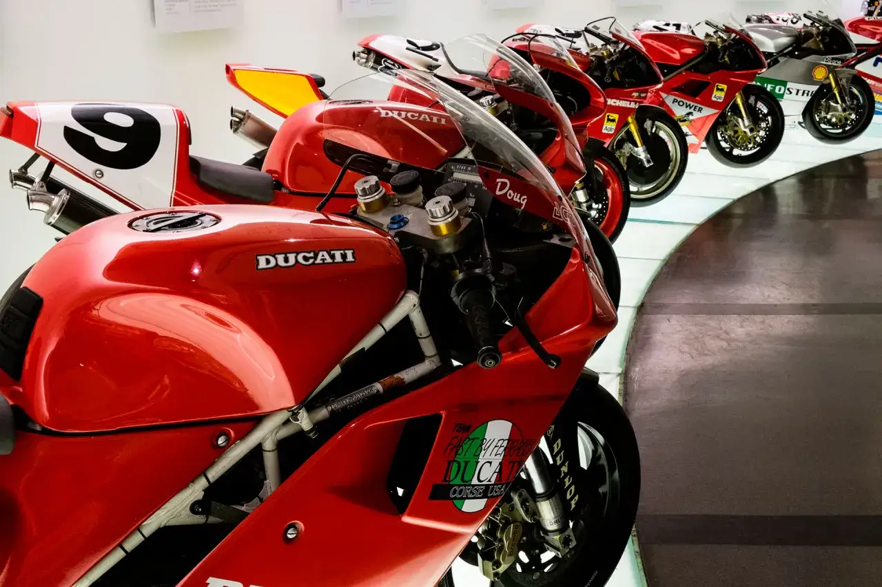 Le moto da corsa rosse del museo Ducati sfilano in una mostra.
