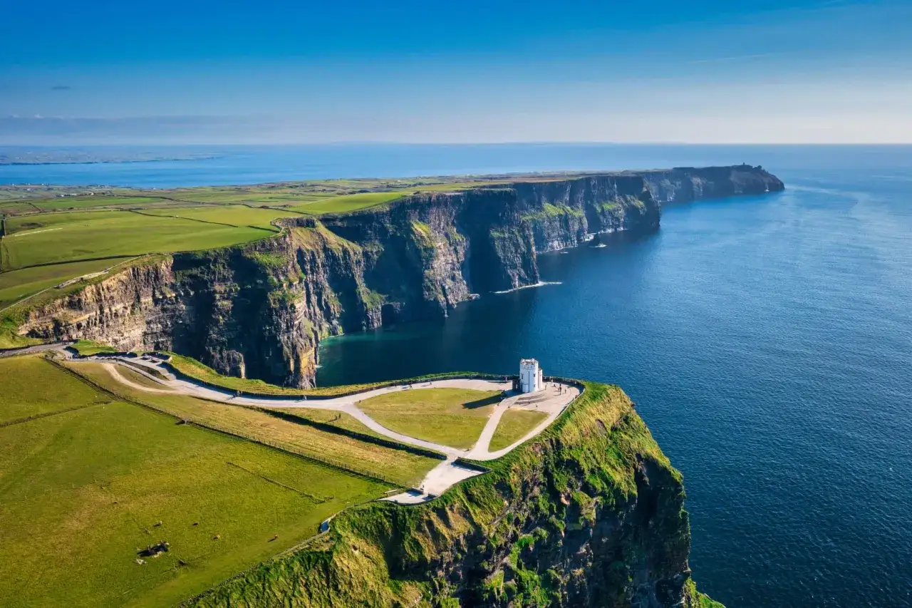 Klify Moheru, ikona tego, co zwiedzić w Irlandii. Majestatyczne urwiska i ocean tworzą niezapomniany widok.