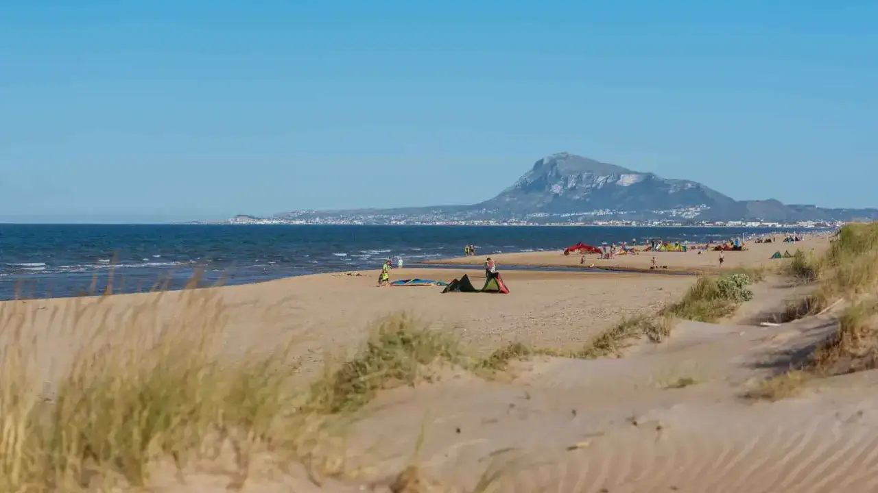 Playas cerca de Valencia con poca gente, ideal para disfrutar del kitesurf y la tranquilidad.