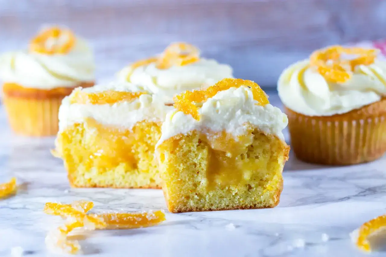 Citronmuffins med fluffig frosting och kanderad apelsinskal. Ett perfekt frosting recept för fika.